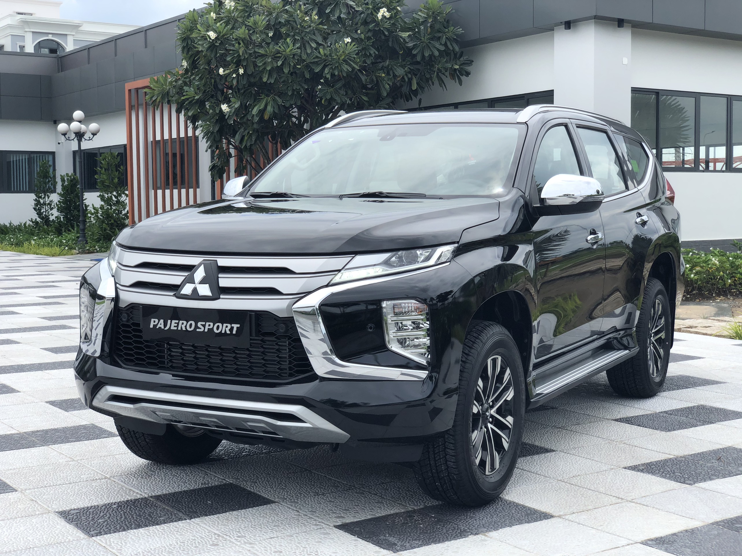 Mitsubishi Pajero Sport 2020 giá từ 1,11 tỷ đồng